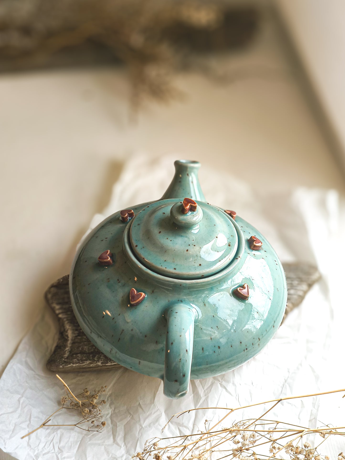 Ceramiczny czajniczek z motywem serca