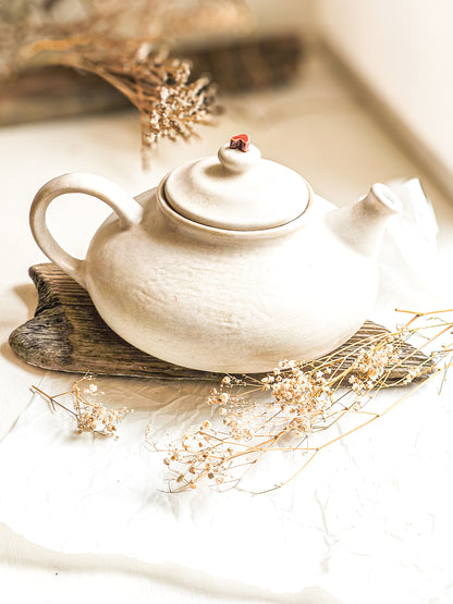 Keramik-Teekanne mit Herz auf dem Deckel