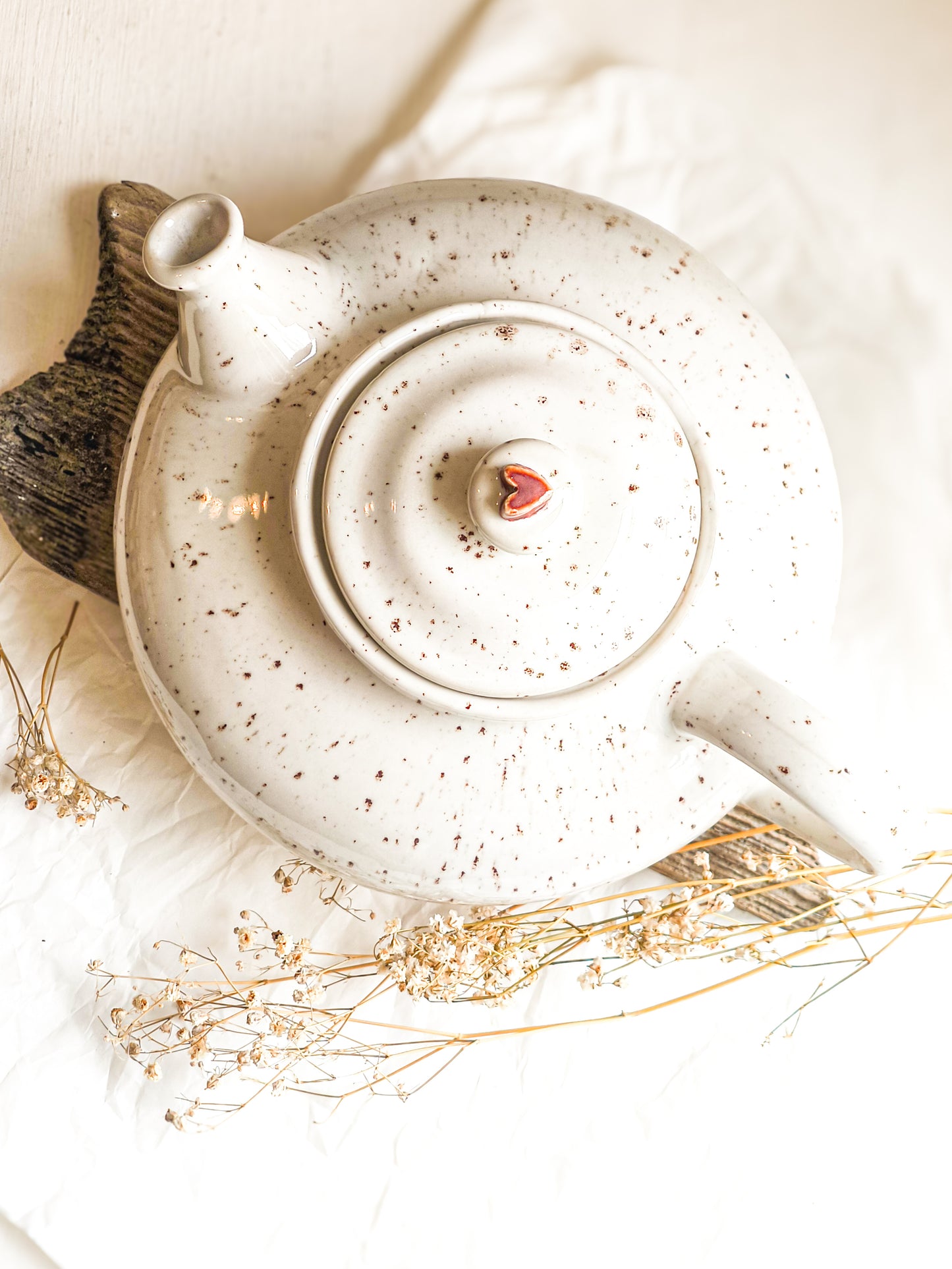 Keramik-Teekanne mit Herz auf dem Deckel