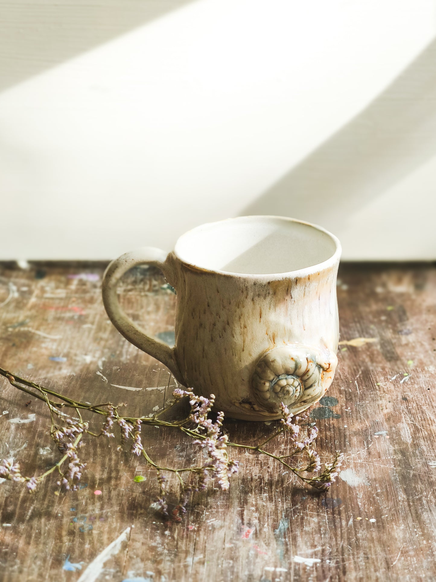 Keramiktasse mit Schnecke