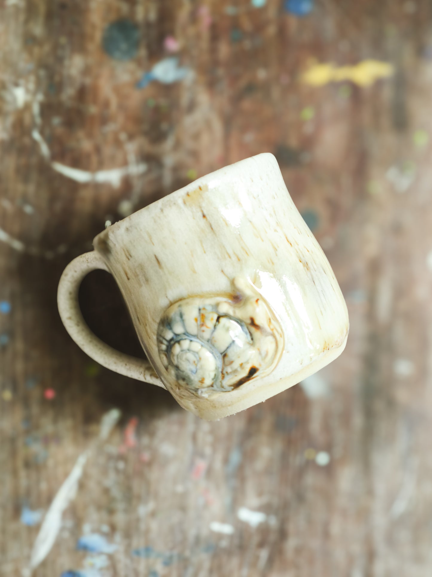 Keramiktasse mit Schnecke