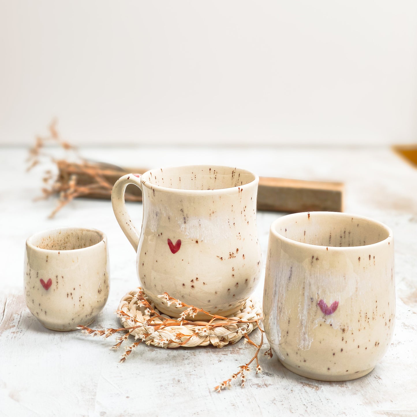 Keramiktasse, -becher, -teekanne mit Herzmotiv – Ein perfektes Geschenk für einen besonderen Menschen!