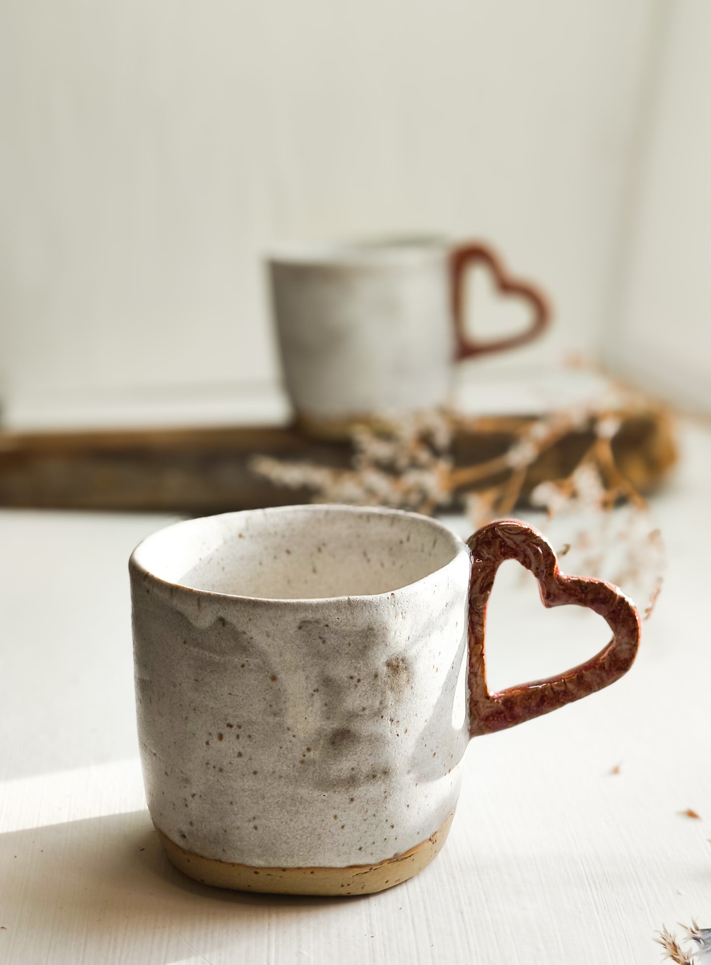 Ceramiczny kubek do kawy lub herbaty z uchem w kształcie serca