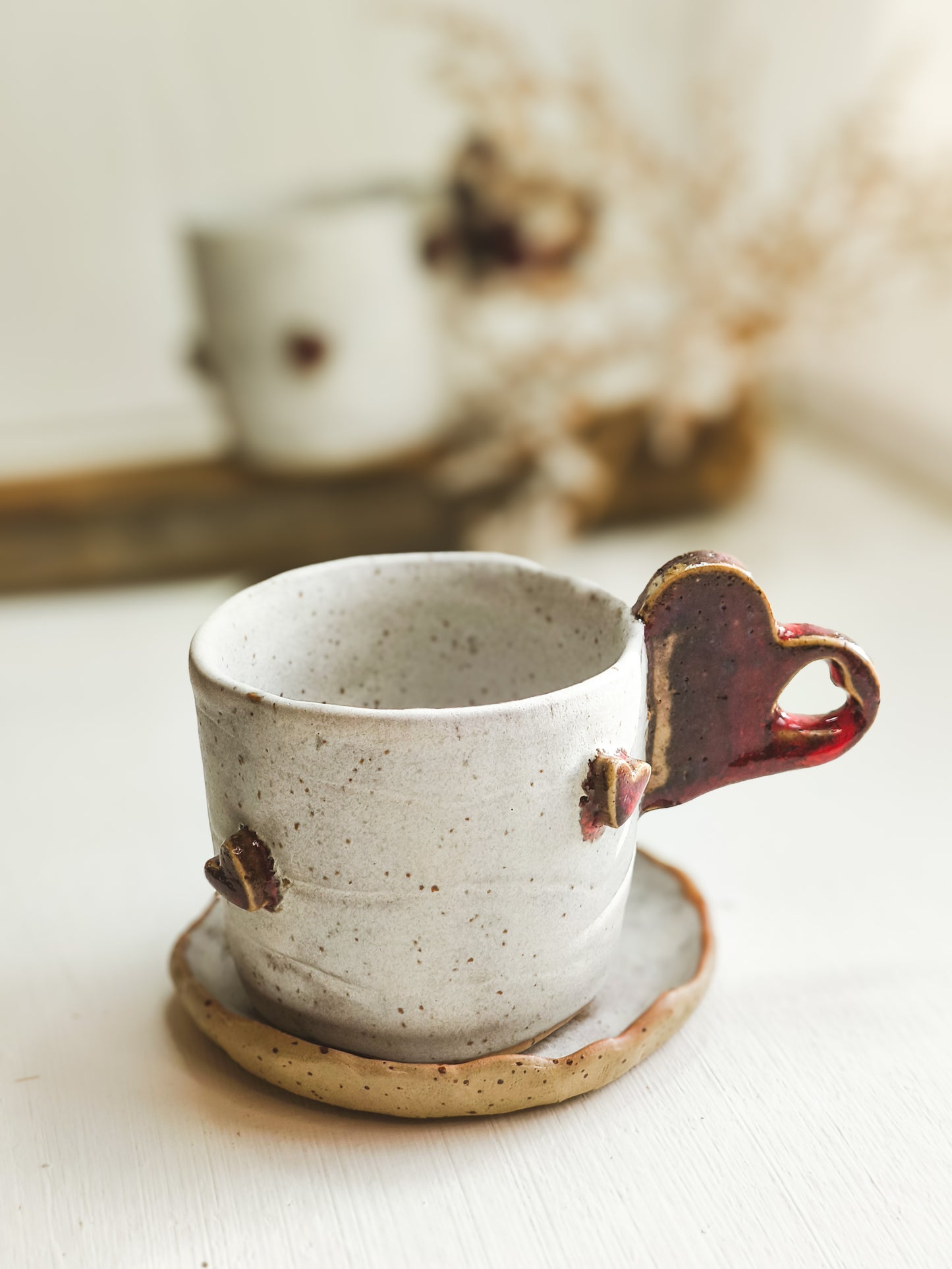Ceramiczny kubek do kawy lub herbaty z serduszkami 3D i uchwytem w kształcie serca