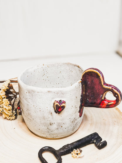 Ceramiczny kubek do kawy lub herbaty z serduszkami 3D i uchwytem w kształcie serca